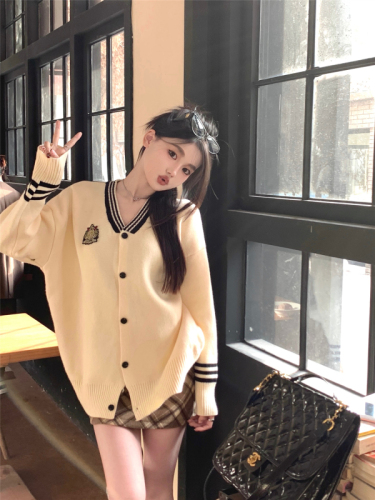 Actual shot ~ Autumn and winter atmosphere, chic V-neck knitted cardigan top, fashionable sweater jacket for women