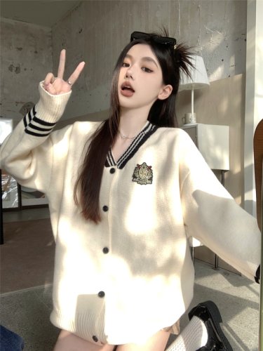 Actual shot ~ Autumn and winter atmosphere, chic V-neck knitted cardigan top, fashionable sweater jacket for women