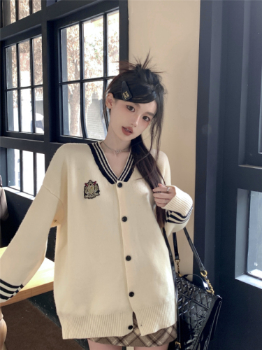 Actual shot ~ Autumn and winter atmosphere, chic V-neck knitted cardigan top, fashionable sweater jacket for women