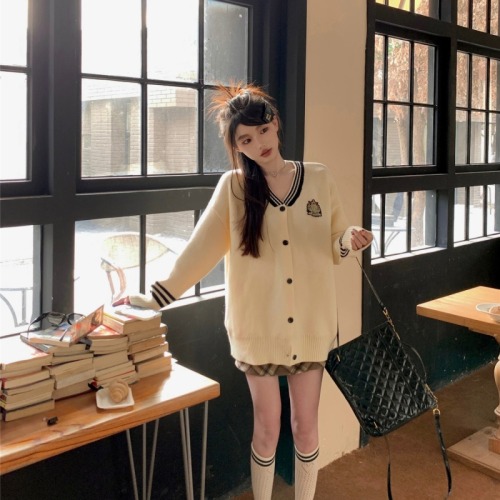 Actual shot ~ Autumn and winter atmosphere, chic V-neck knitted cardigan top, fashionable sweater jacket for women