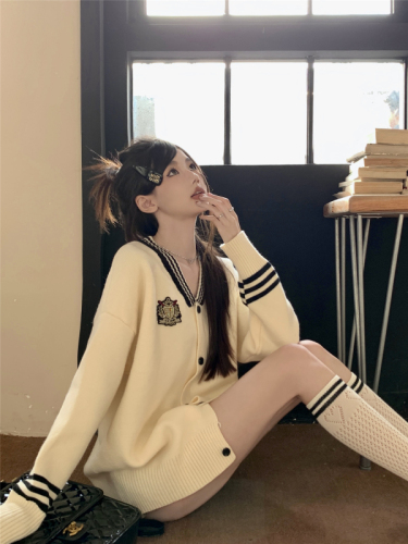 Actual shot ~ Autumn and winter atmosphere, chic V-neck knitted cardigan top, fashionable sweater jacket for women