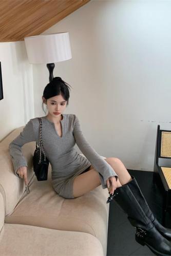 Real shot ~ V-neck knitted dress autumn 2024 new style pure lust style slim inner bottoming skirt with hip wrap