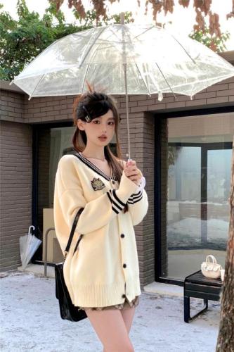 Actual shot ~ Autumn and winter atmosphere, chic V-neck knitted cardigan top, fashionable sweater jacket for women