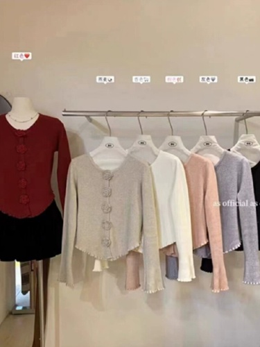 Red Flower Decorated Women's Wool Coat Outerwear for Autumn/Winter, High-End Style with Fur Lining and Knit Top as Base Layer