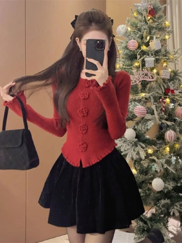 Red Flower Decorated Women's Wool Coat Outerwear for Autumn/Winter, High-End Style with Fur Lining and Knit Top as Base Layer