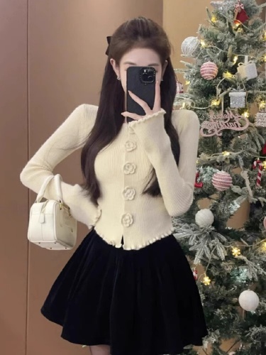 Red Flower Decorated Women's Wool Coat Outerwear for Autumn/Winter, High-End Style with Fur Lining and Knit Top as Base Layer