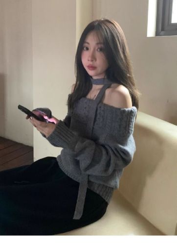Korean-style relaxed yet sophisticated off-shoulder sweater for women—autumn's latest design, slimming, versatile, and featuring long sleeves.