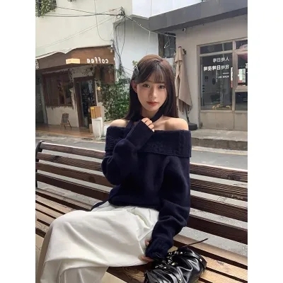 Korean-style relaxed yet sophisticated off-shoulder sweater for women—autumn's latest design, slimming, versatile, and featuring long sleeves.