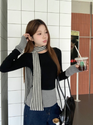 Real shot of black fake two-piece contrasting long-sleeved T-shirt for women in autumn irregular wear slim T-shirt top