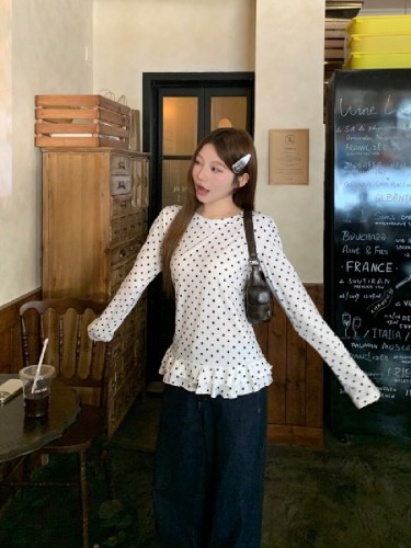 Real shot of sweet polka dot long-sleeved T-shirt for women with ruffled bottom shirt slim underwear