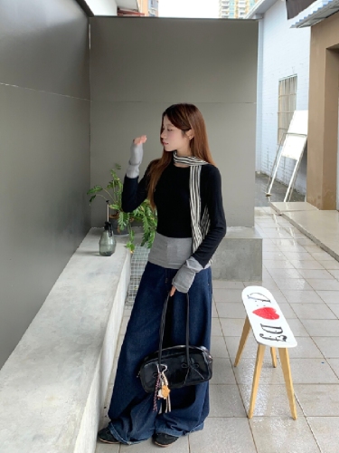 Real shot of black fake two-piece contrasting long-sleeved T-shirt for women in autumn irregular wear slim T-shirt top