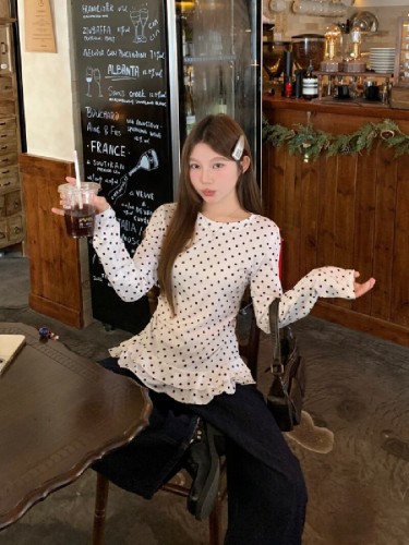 Real shot of sweet polka dot long-sleeved T-shirt for women with ruffled bottom shirt slim underwear