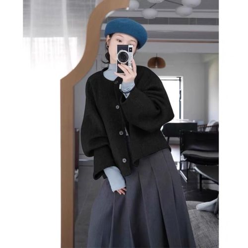Elegant gray wool coat for women—autumn/winter new arrival, a chic wool jacket in a short, laid-back Korean-style design, perfect for petite figures.