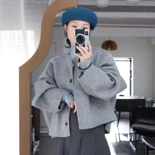 Elegant gray wool coat for women—autumn/winter new arrival, a chic wool jacket in a short, laid-back Korean-style design, perfect for petite figures.