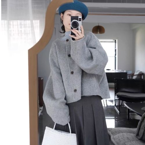 Elegant gray wool coat for women—autumn/winter new arrival, a chic wool jacket in a short, laid-back Korean-style design, perfect for petite figures.