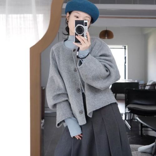 Elegant gray wool coat for women—autumn/winter new arrival, a chic wool jacket in a short, laid-back Korean-style design, perfect for petite figures.