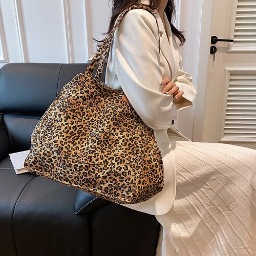Leopard print tote bag large capacity bag for women's spring and summer portable commuting mommy bag retro versatile shoulder bag
