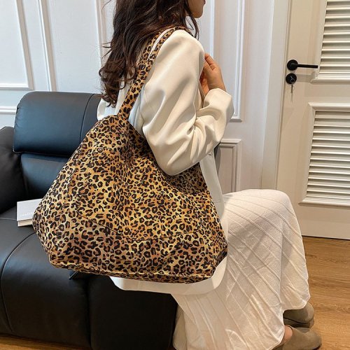 Leopard print tote bag large capacity bag for women's spring and summer portable commuting mommy bag retro versatile shoulder bag