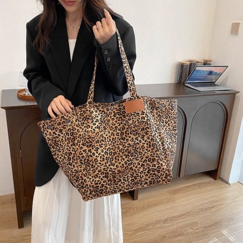 Leopard print tote bag large capacity bag for women's spring and summer portable commuting mommy bag retro versatile shoulder bag