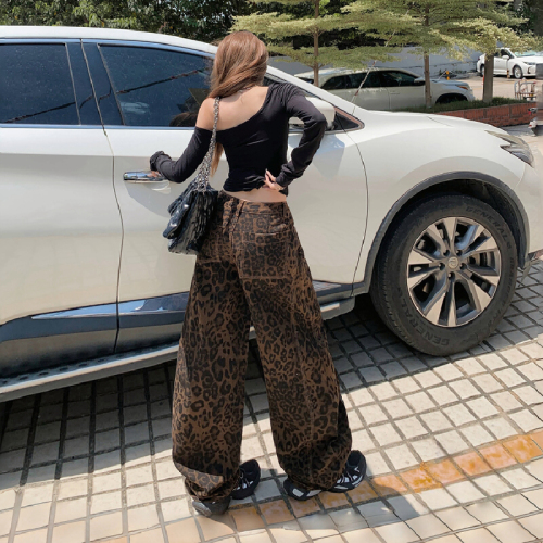 Photographed American retro loose wide-leg pants, autumn/winter versatile leopard print bow knife pants, niche sickle denim jeans for women, new arrival