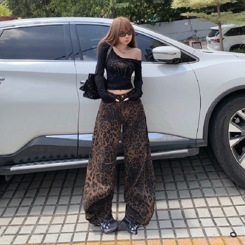 Photographed American retro loose wide-leg pants, autumn/winter versatile leopard print bow knife pants, niche sickle denim jeans for women, new arrival