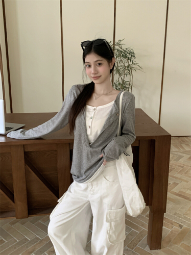 Authentic Take Real and Fake Two-Piece Long-Sleeve T-Sleeve Top for Women in a Unique Loose and Casual Design