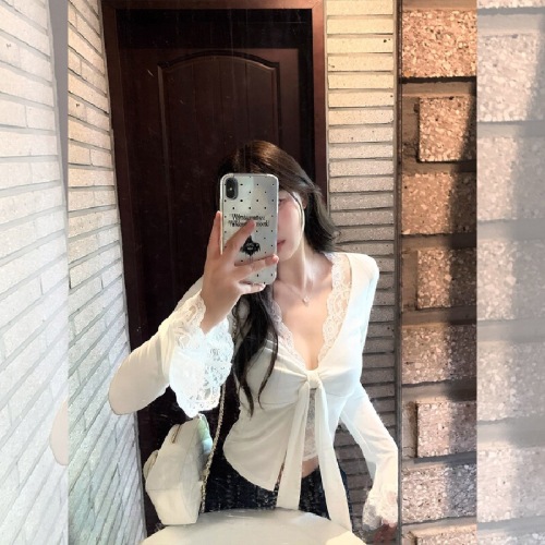 French-style faux two-piece deep-V neck strapless base top for women—early autumn, designer-inspired lace-mesh spliced bandeau top for layering