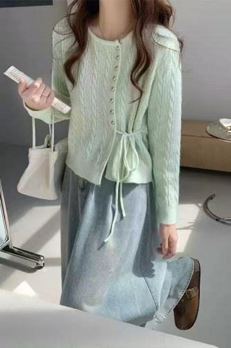 Gentle, milky-toned twisted-knit Korean-style layered top with a cardigan design—effortlessly chic, loose-fitting sweater for women's outerwear