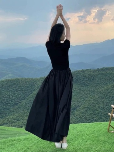 High-end black dress for women with niche design, luxurious French Hepburn style slim long skirt for women in summer