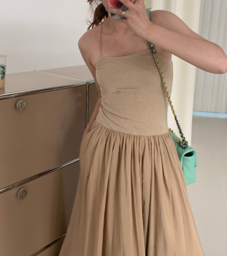 Clearance special offer, no refund or exchange!  Niche design and fashionable simple halter neck halter wrinkled draped dress