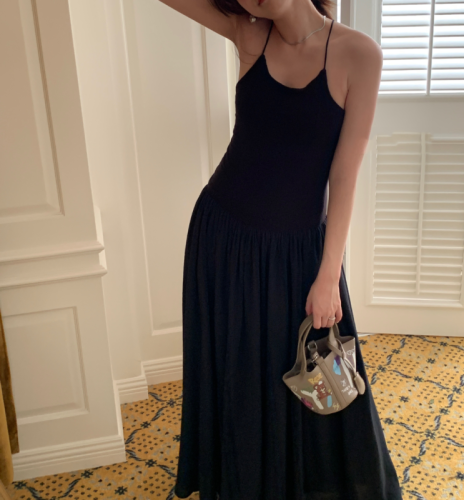 Clearance special offer, no refund or exchange!  Niche design and fashionable simple halter neck halter wrinkled draped dress