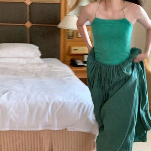 Clearance special offer, no refund or exchange!  Niche design and fashionable simple halter neck halter wrinkled draped dress