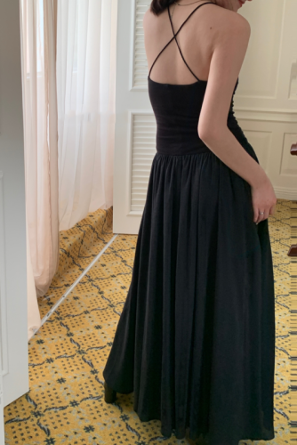 Clearance special offer, no refund or exchange!  Niche design and fashionable simple halter neck halter wrinkled draped dress