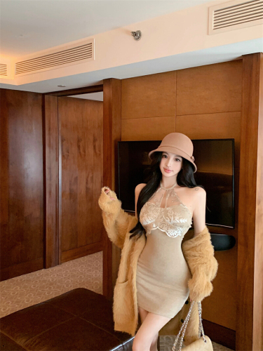 Photographed Amber Flowing Light Personality Embroidered Gold-Plated V-Neck Dress