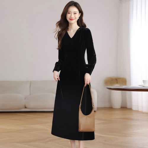 High-end Velvet Dress for Women - New French Style, V-Neck, Slimming, Long Middle-Length