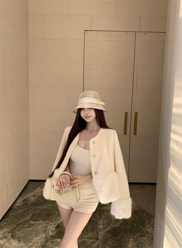 Real-shot ~ Chanel-style coat for women, super stylish winter piece in a gentle French-inspired design—woolen blend with fluffy accents, perfect for a short, chic look.