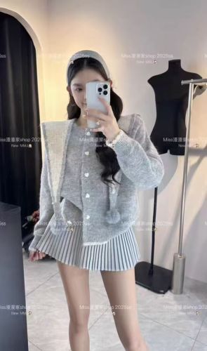 Heart-shaped Button + Plush Knit Cardigan Sweatshirt Outerwear for Autumn/Winter with a Refined French Style Splicing Top