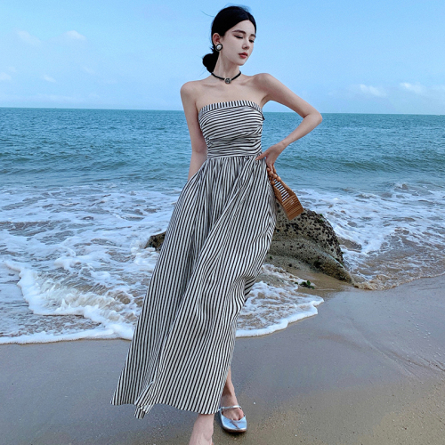 Real shot of French one-line collar, off-shoulder pleated slim high-waisted A-line skirt, black and white striped tube top holiday dress