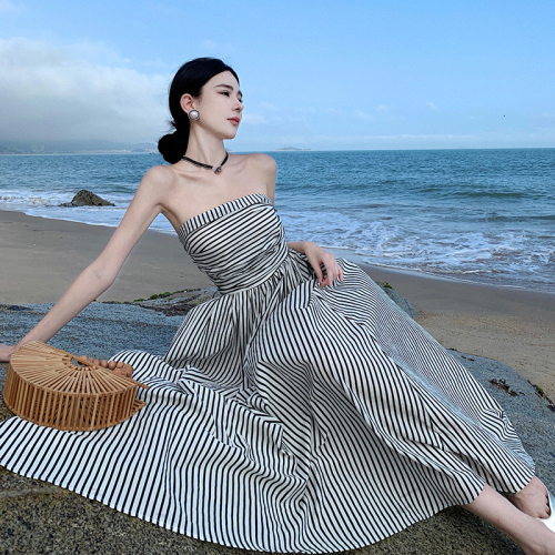 Real shot of French one-line collar, off-shoulder pleated slim high-waisted A-line skirt, black and white striped tube top holiday dress