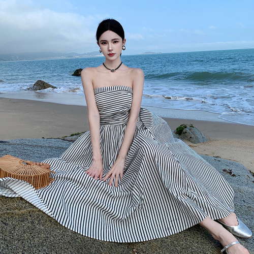 Real shot of French one-line collar, off-shoulder pleated slim high-waisted A-line skirt, black and white striped tube top holiday dress