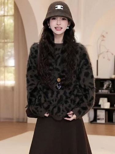 Women's Autumn/Winter New Arrival Loose-Fit, Non-Bulky Pullover with Soft, Fluffy, and Slimming Leopard Print—Perfect for Concealing Curves with Its Long Sleeves