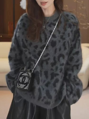 Women's Autumn/Winter New Arrival Loose-Fit, Non-Bulky Pullover with Soft, Fluffy, and Slimming Leopard Print—Perfect for Concealing Curves with Its Long Sleeves