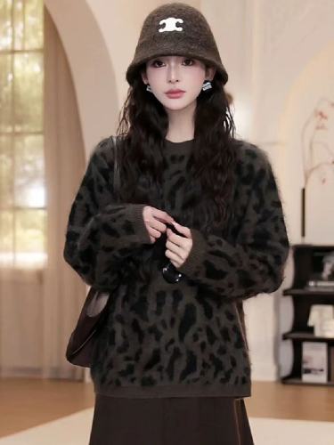 Women's Autumn/Winter New Arrival Loose-Fit, Non-Bulky Pullover with Soft, Fluffy, and Slimming Leopard Print—Perfect for Concealing Curves with Its Long Sleeves