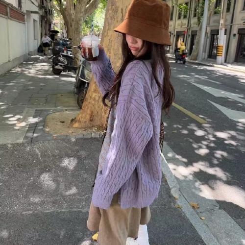 A petite wild berry-colored, relaxed-style sweater coat for women—autumn/winter new collection, featuring a loose fit that’s versatile and exudes high-end elegance for your outfit.