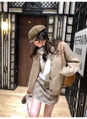 Sweetheart Chestnut V-Neck Embroidered Woolen Coat for Women Autumn Lazy Style Loose Long-Sleeve Knit Cardigan