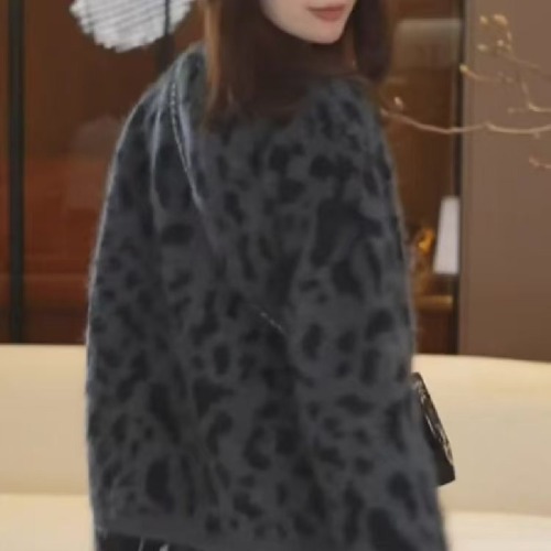 Women's Autumn/Winter New Arrival Loose-Fit, Non-Bulky Pullover with Soft, Fluffy, and Slimming Leopard Print—Perfect for Concealing Curves with Its Long Sleeves