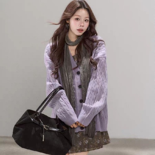 A petite wild berry-colored, relaxed-style sweater coat for women—autumn/winter new collection, featuring a loose fit that’s versatile and exudes high-end elegance for your outfit.