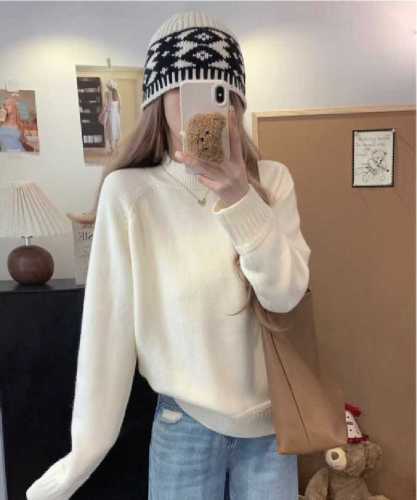 Soft, cozy, and laid-back style crewneck sweater for women—2025 fall/winter collection, a trendy Korean-inspired, gentle knitted pullover top.
