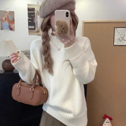 Soft, cozy, and laid-back style crewneck sweater for women—2025 fall/winter collection, a trendy Korean-inspired, gentle knitted pullover top.