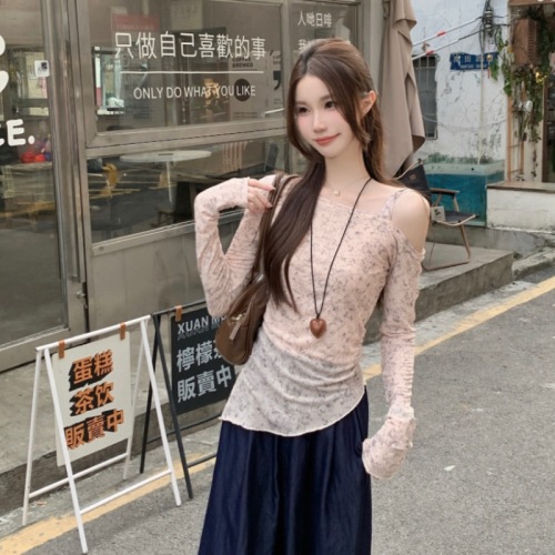 Real-shot! Retro Gradient Lace Trim Asymmetrical Off-Shoulder Top for Women, Korean-style Design with a Subtly Alluring, Irregular Edge